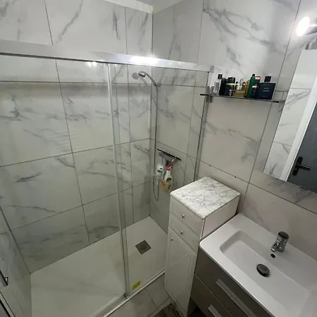 Air Conditioned 270m From Apartment