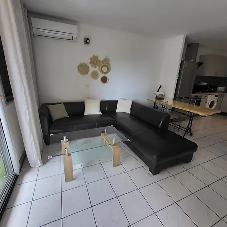 Air Conditioned 270m From Daire *